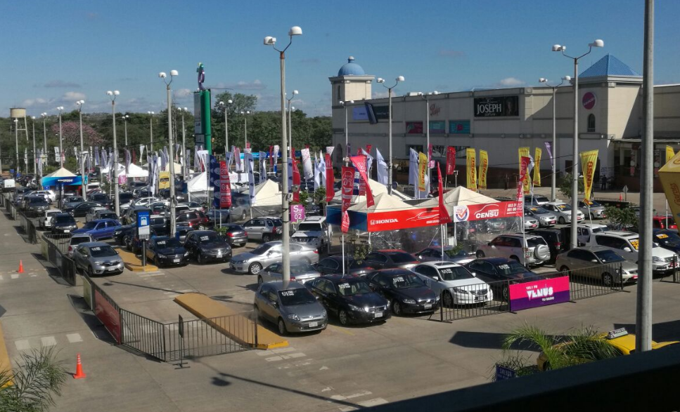 El SUV ideal, para todo tipo de caminos, con cómodo espacio interior, se muestra completamente renovado en el frente, nueva parrilla, paragolpes, capó, y unos faros completamente rediseñados.